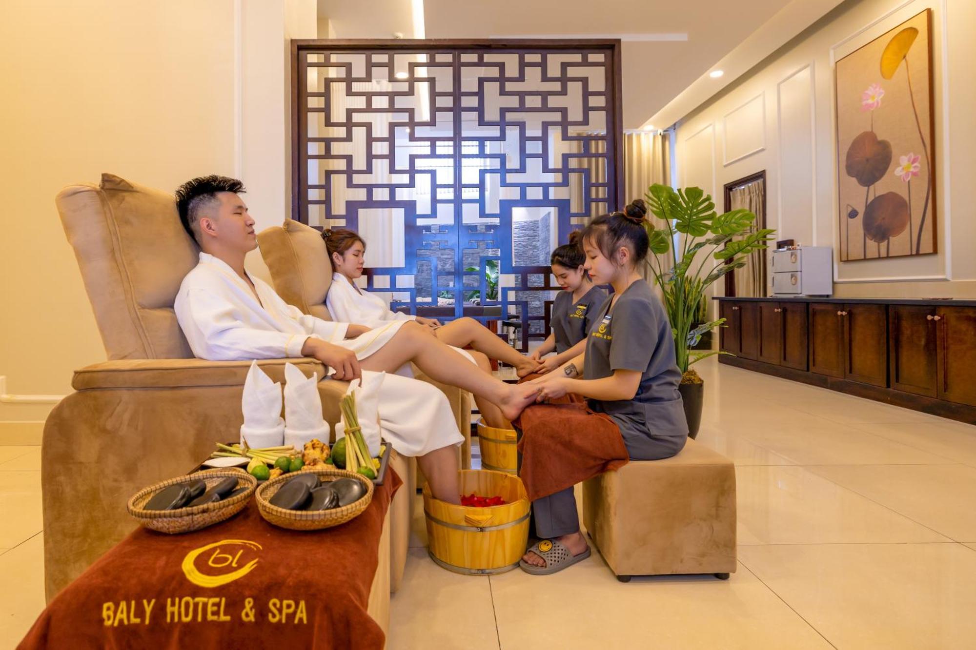 Baly Hotel Hue Exterior photo